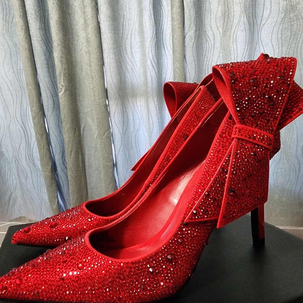 NWT Inc Dazzling Red Bow Heels